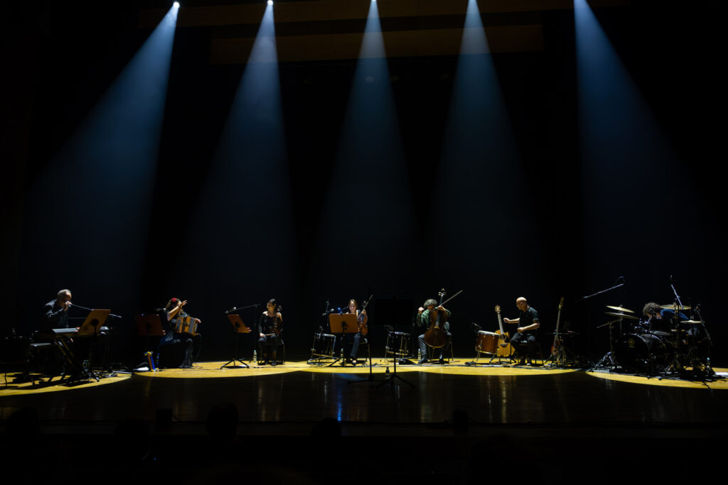 Rodrigo Leao z zespołem w czasie koncertu w ramach 64. Muzycznego Festiwalu w Łańcucie