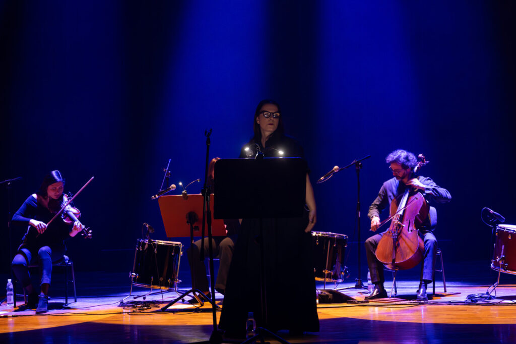 Rodrigo Leao z zespołem w czasie koncertu w ramach 64. Muzycznego Festiwalu w Łańcucie