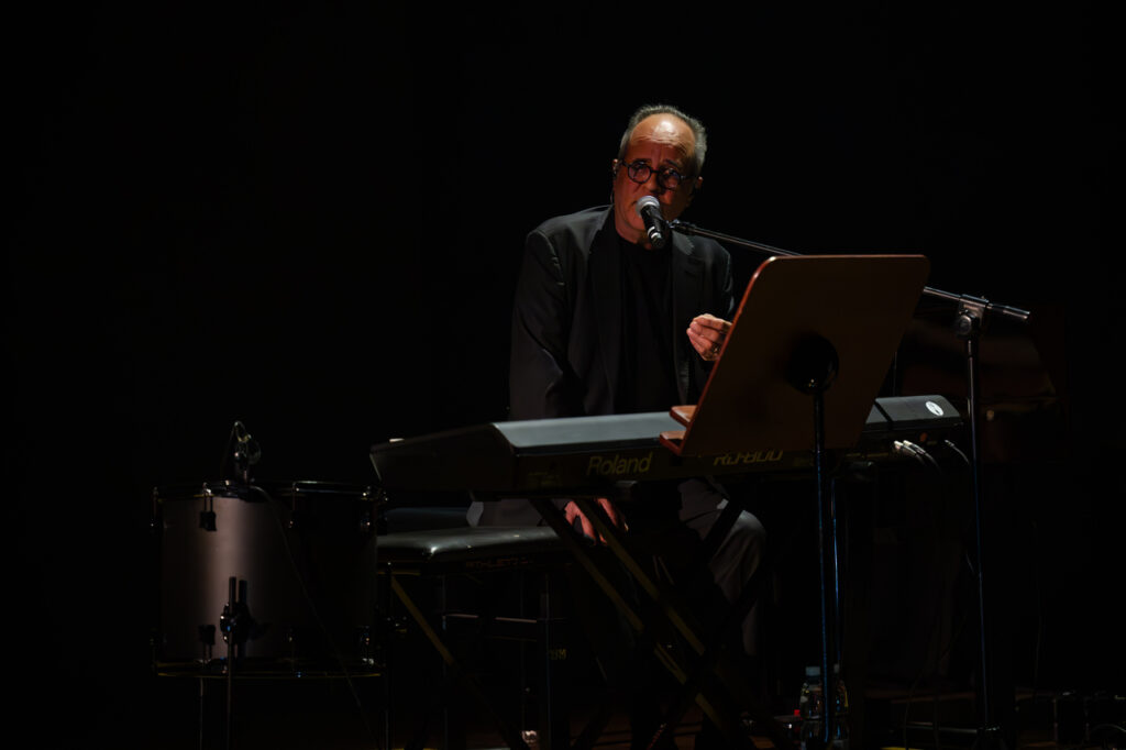 Rodrigo Leao z zespołem w czasie koncertu w ramach 64. Muzycznego Festiwalu w Łańcucie