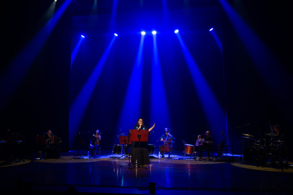 Rodrigo Leao z zespołem w czasie koncertu w ramach 64. Muzycznego Festiwalu w Łańcucie