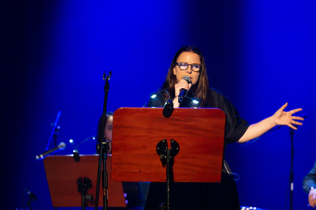 Rodrigo Leao z zespołem w czasie koncertu w ramach 64. Muzycznego Festiwalu w Łańcucie