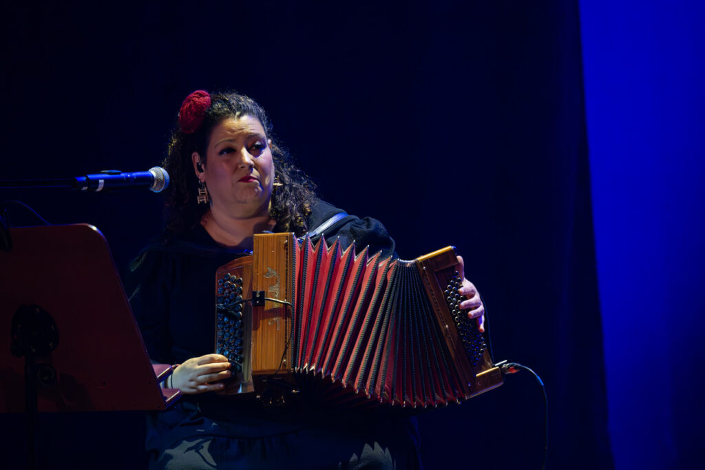 Rodrigo Leao z zespołem w czasie koncertu w ramach 64. Muzycznego Festiwalu w Łańcucie