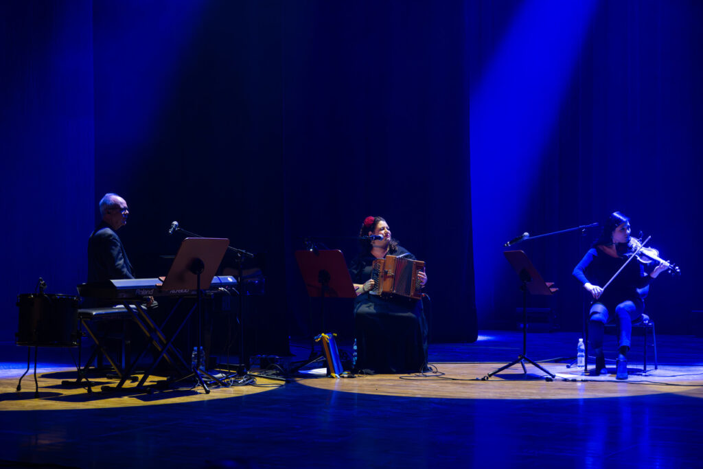 Rodrigo Leao z zespołem w czasie koncertu w ramach 64. Muzycznego Festiwalu w Łańcucie