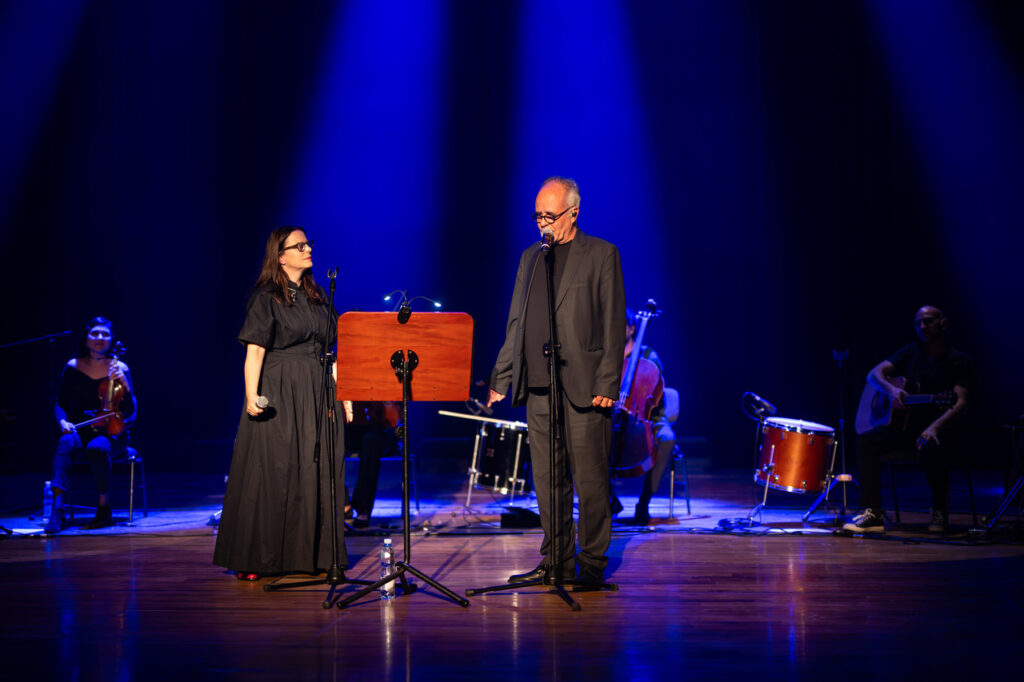 Rodrigo Leao z zespołem w czasie koncertu w ramach 64. Muzycznego Festiwalu w Łańcucie