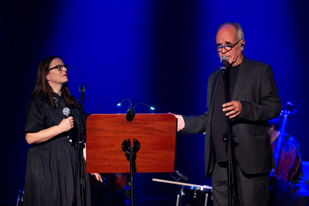 Rodrigo Leao z zespołem w czasie koncertu w ramach 64. Muzycznego Festiwalu w Łańcucie