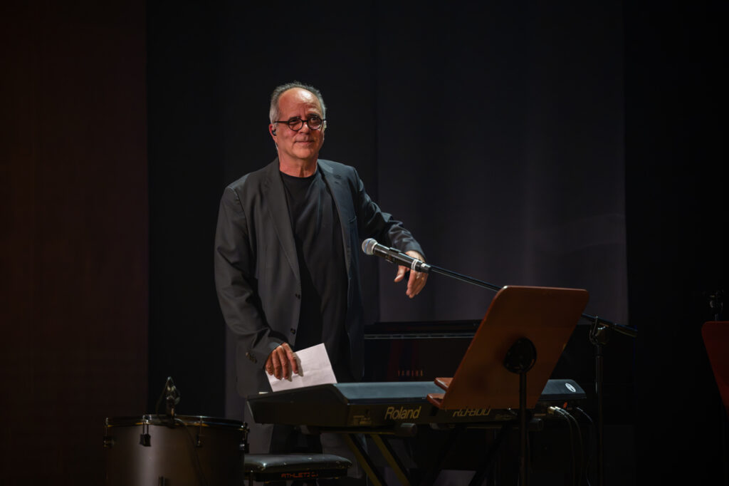 Rodrigo Leao z zespołem w czasie koncertu w ramach 64. Muzycznego Festiwalu w Łańcucie