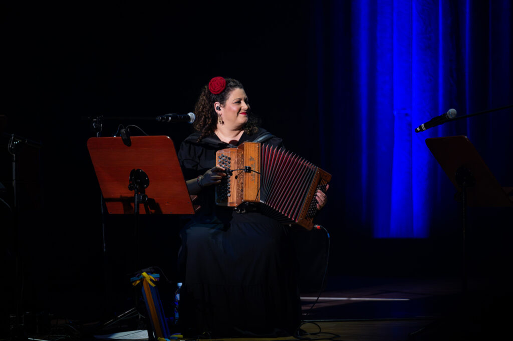 Rodrigo Leao z zespołem w czasie koncertu w ramach 64. Muzycznego Festiwalu w Łańcucie