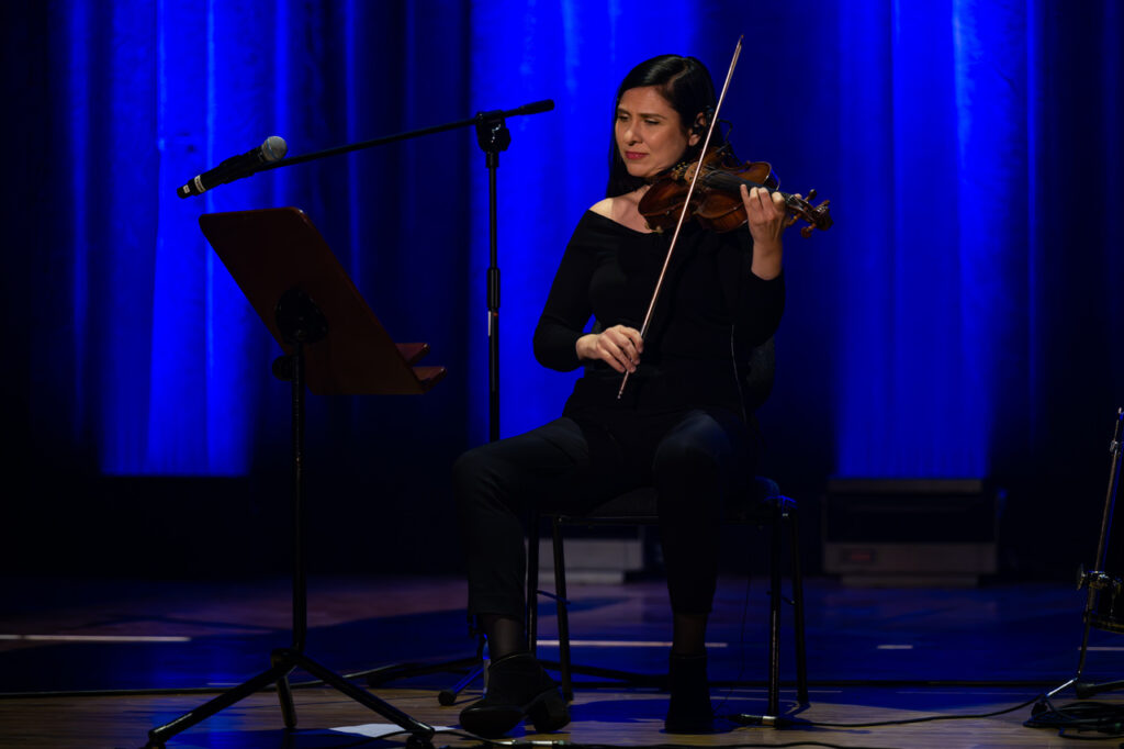 Rodrigo Leao z zespołem w czasie koncertu w ramach 64. Muzycznego Festiwalu w Łańcucie